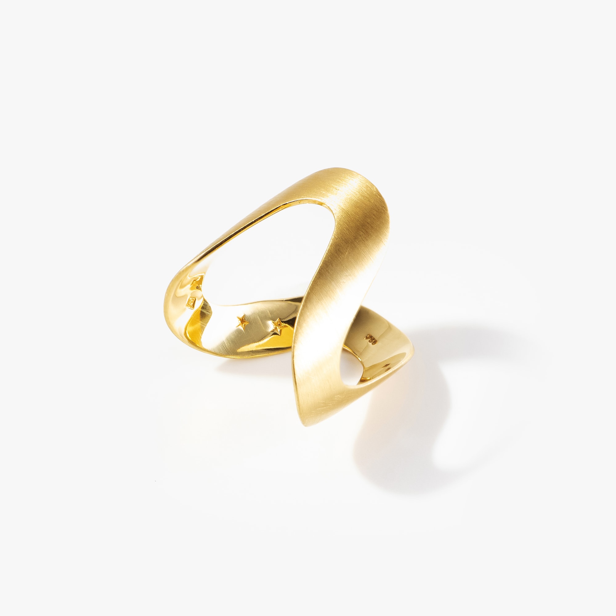 Anel H Stern design em ouro amarelo