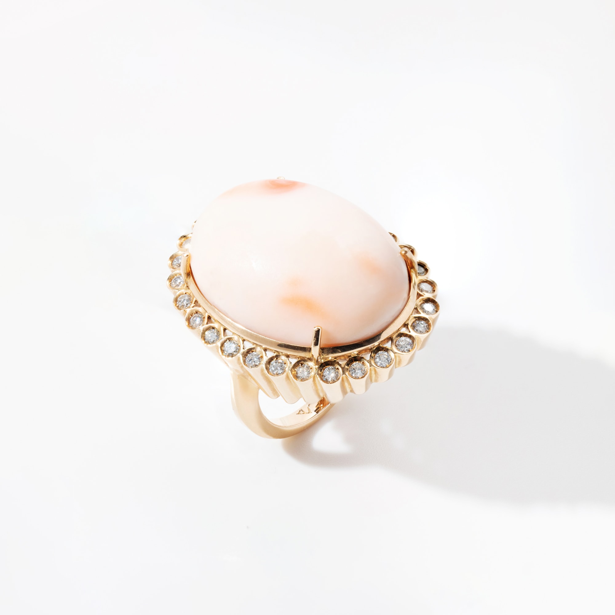 Anel Jack Vartanian maxi com coral e 0,84 ct de diamantes em ouro rosé