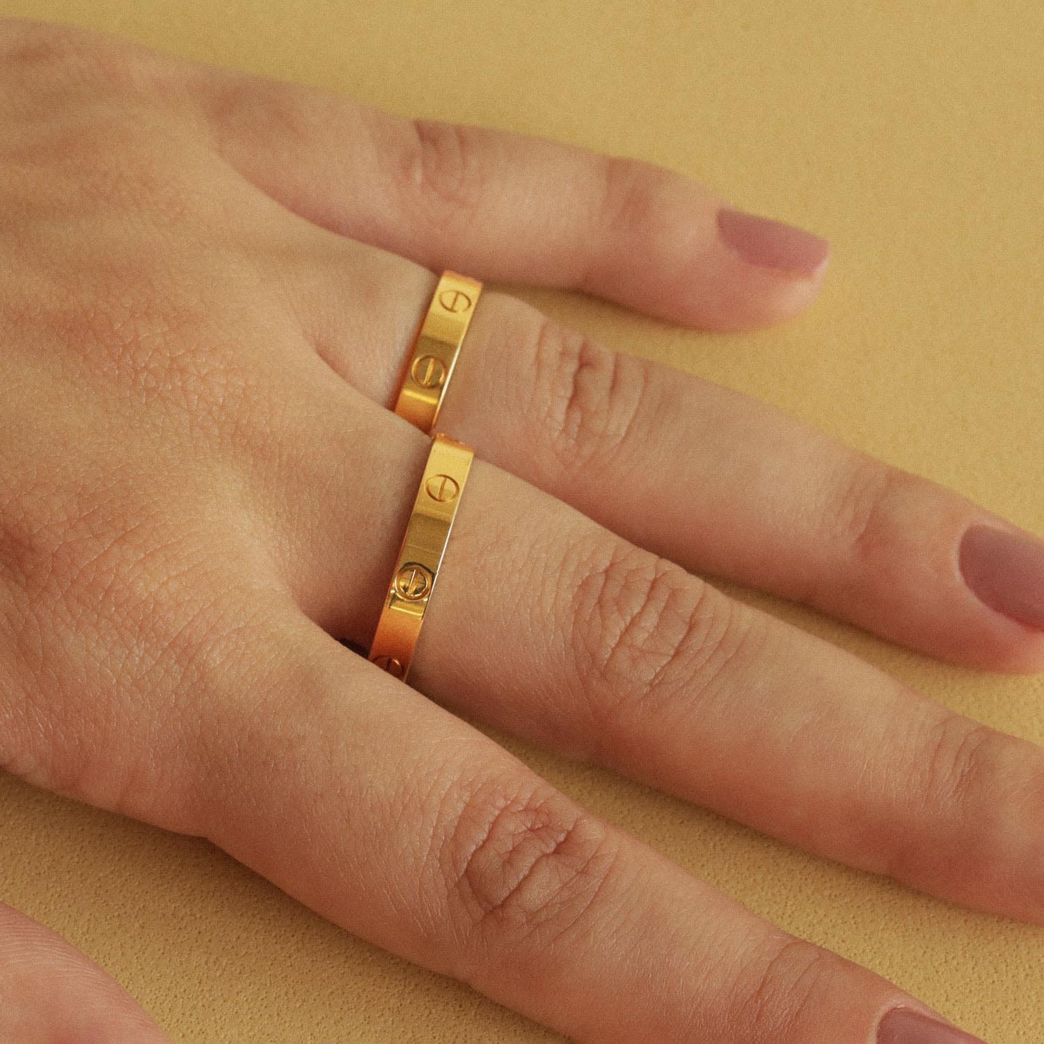 Par de alianças Cartier mini Love em ouro amarelo